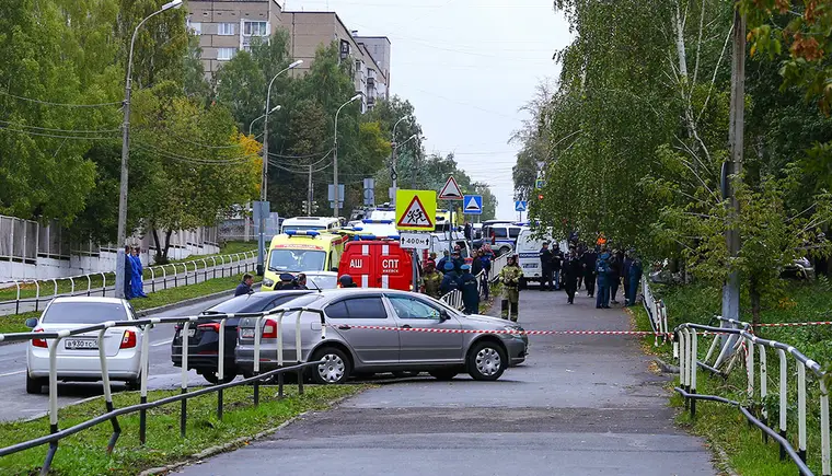 Трагедия в Ижевске: мужчина с нацисткой символикой на одежде убил детей и учителей в школе