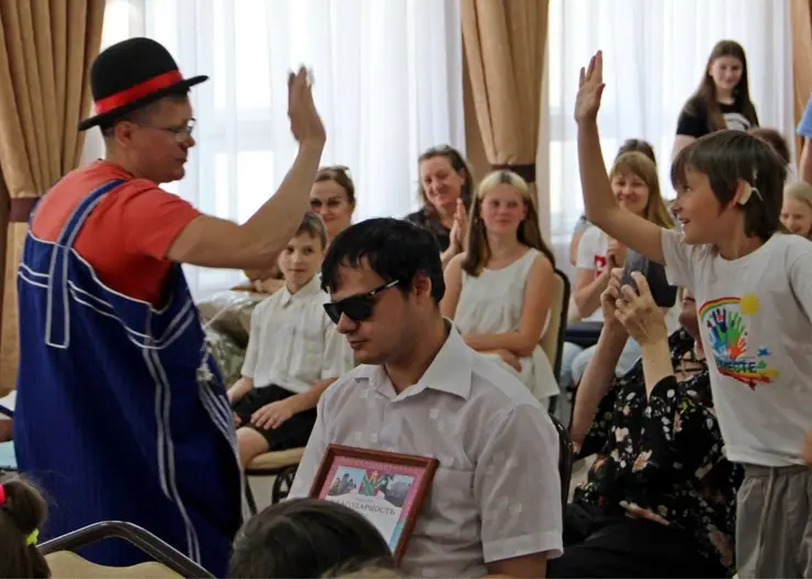 Накануне Международного Дня защиты детей в Доме культуры г. Кропоткина собрались особенные дети