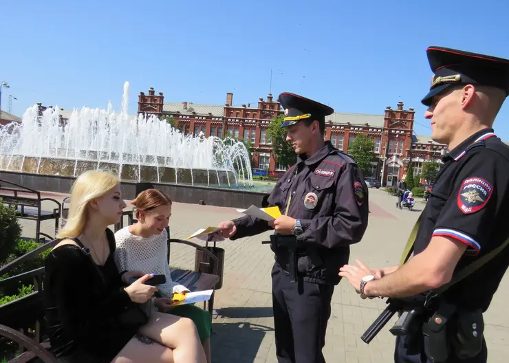 Полицейские провели для жителей города акцию по профилактике мошенничества с использованием цифровых технологий