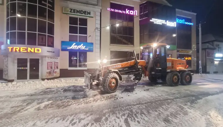 Расчистка городских улиц от снега продолжается