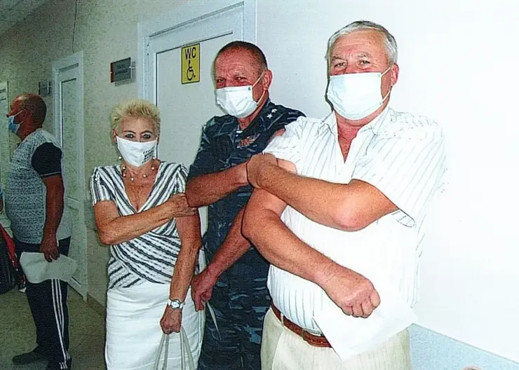 Члены Совета ветеранов Кавказского района получили прививку от COVID-19