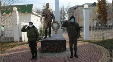 В День неизвестного солдата воспитанники клуба «Патриот» возложили цветы к памятнику Воину-освободителю