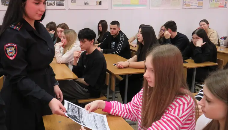 В Кавказском районе полицейские провели для студентов профилактическую лекцию