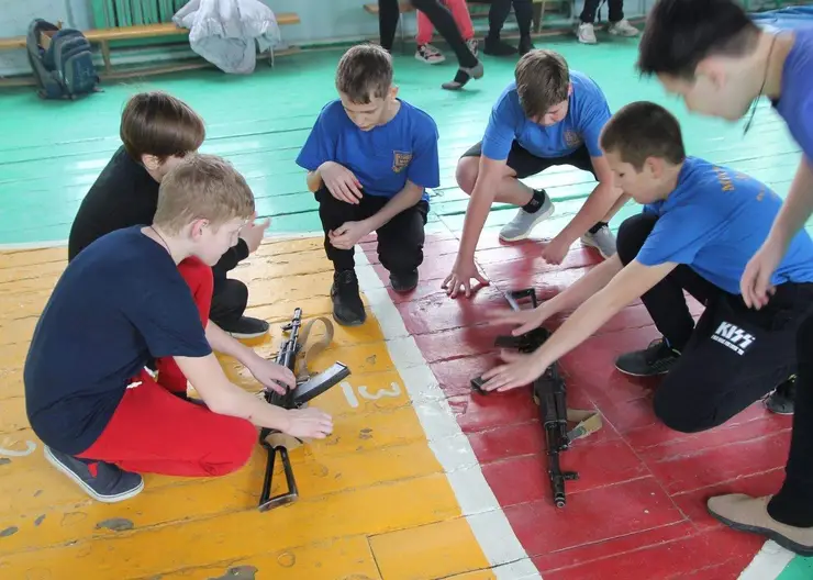 Ученики школы №44 г.Кропоткина соревновались в военизированной эстафете