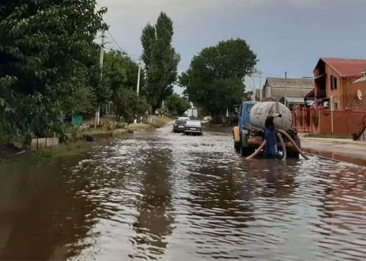 В Кропоткине ликвидируют последствия ливня