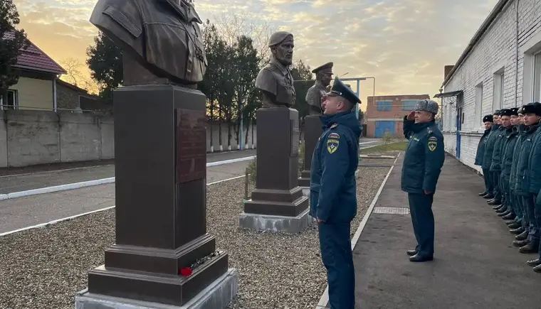 Пожарные Кавказского района почтили память героев Отечества