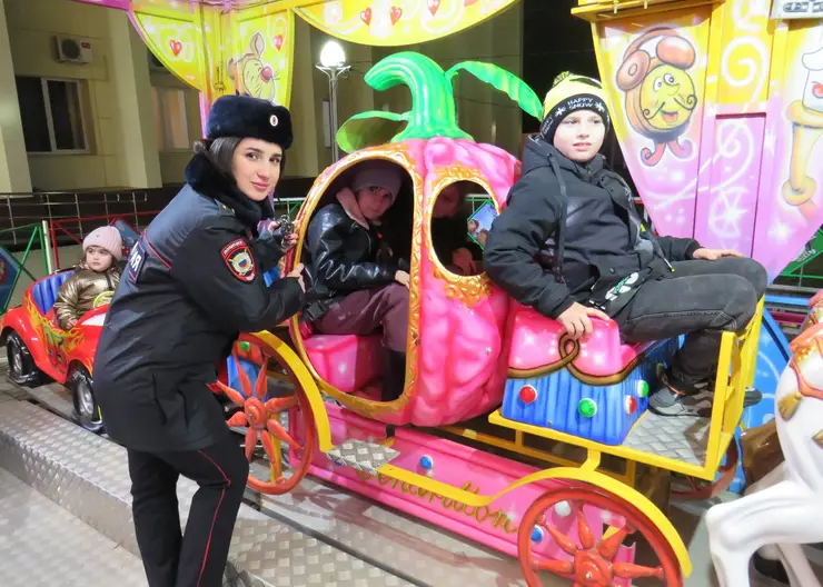 В Кавказском районе полицейские и общественники провели цикл праздничных мероприятий для семей, оказавшихся в сложной жизненной ситуации
