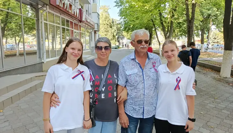 Волонтеры молодежного центра «Эдельвейс» в День государственного флага раздавали ленты-триколор жителям Кропоткина