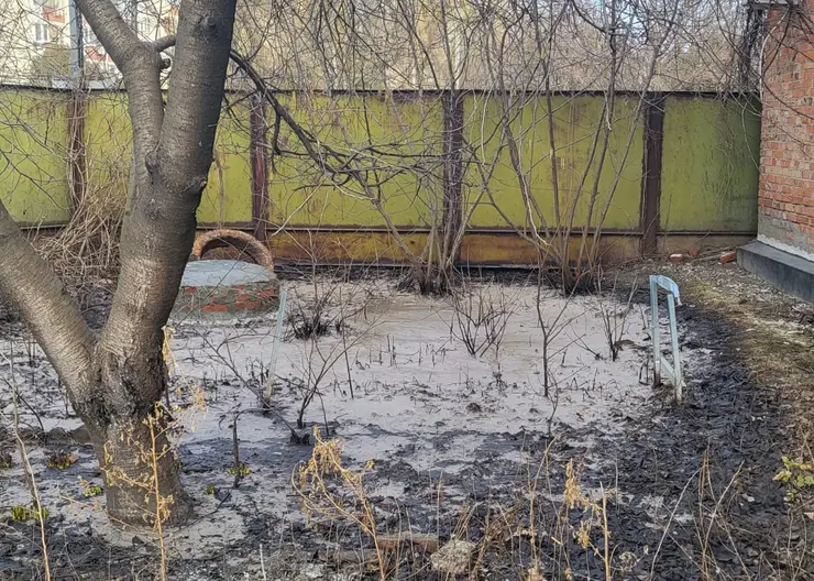 Жители многоэтажек и частных домов центральной улицы Кропоткина жалуются на неприятный запах и сточные воды явно химического происхождения