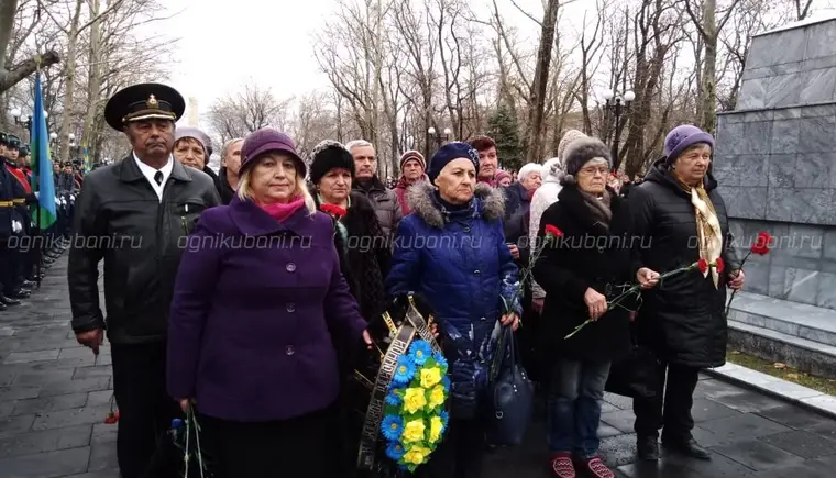 Делегация из 24 человек Кавказской районной организации ветеранов приехала в День Героев Отечества в Новороссийск