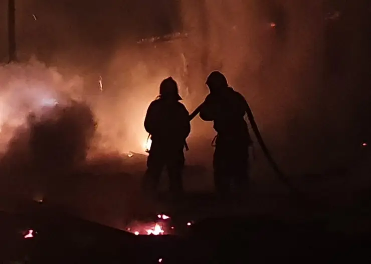 Пожарным Кавказского района удалось локализовать крупный пожар в поселке Мирском