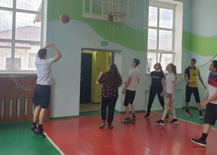 Школьники станицы Дмитриевской сыграли в баскетбол в честь 85-летия Краснодарского края