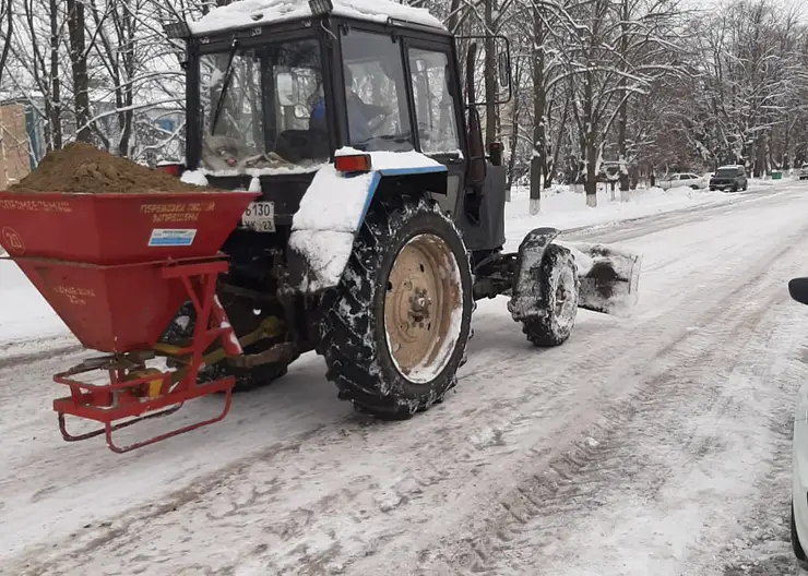 В станице Дмитриевской снег начали убирать с 24 часов, ночью