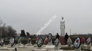 В станице Темижбекской в День неизвестного солдата юноши стояли в Почетном карауле