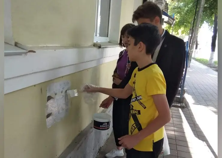 В Кропоткине молодежь уничтожает пронаркотические надписи на фасадах зданий