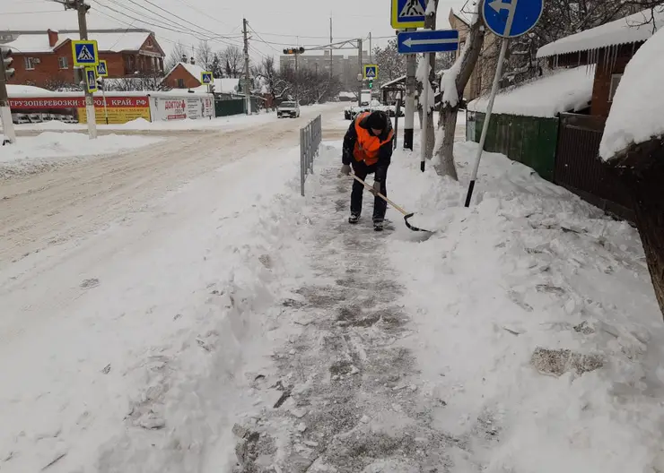 На расчистке дорог Кропоткина в данный момент задействована вся спецтехника МБУ "Феникс"