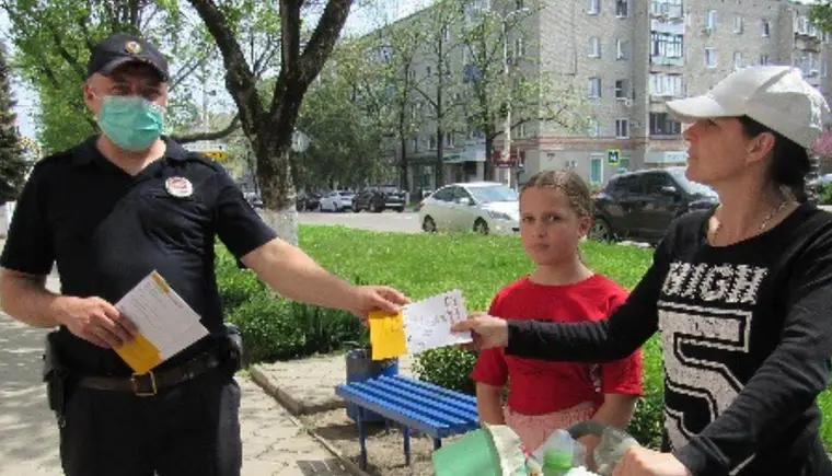 Полицейские и общественники провели акцию по повышению финансовой грамотности граждан