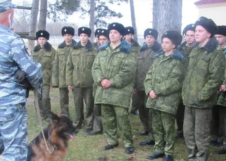 В Кавказском районе полицейские и общественники провели урок профессиональной ориентации для кадетов