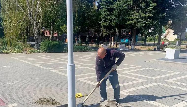 На площади у Дома культуры станицы Кавказской монтируют уличное освещение