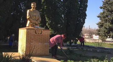 Сто кустов роз зацветут этим летом возле Дома культуры и православного храма в поселке имени М.Горького