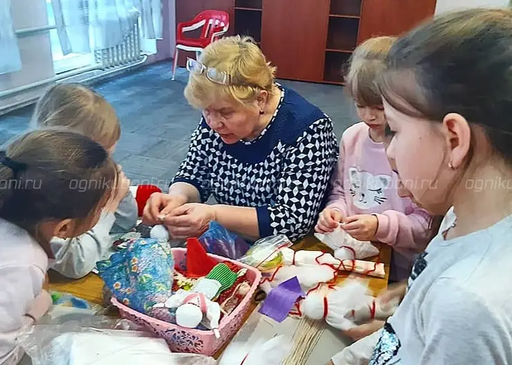 Участники мастер-класса в Кропоткине изготовили куклу для исполнения желаний
