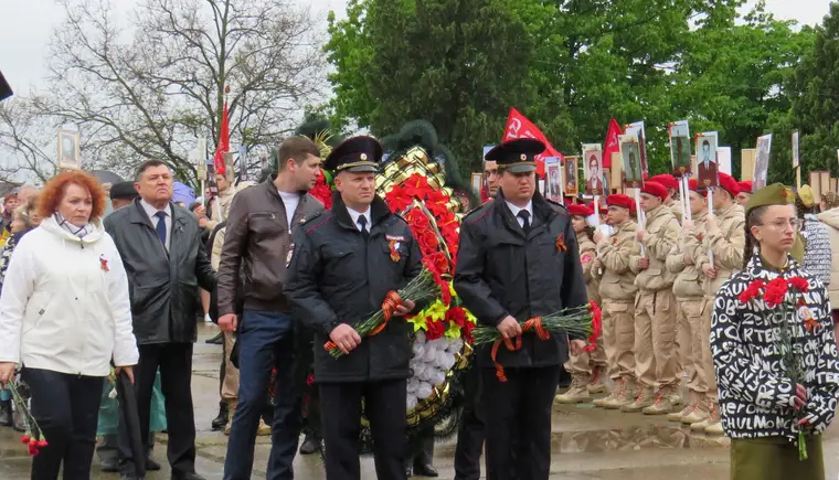 Правоохранители возложили цветы к Вечному огню в парке 30-летия Победы и поздравили с праздником ветерана войны