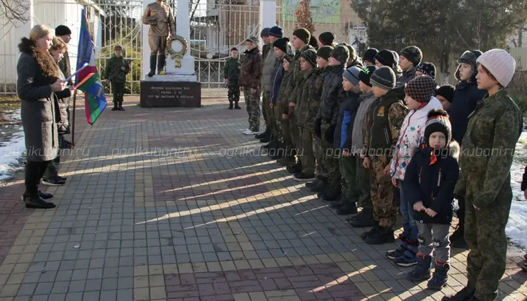 Возле памятника «Воину-освободителю» в городском парке культуры и отдыха провели митинг, посвященный Дню Героев Отечества