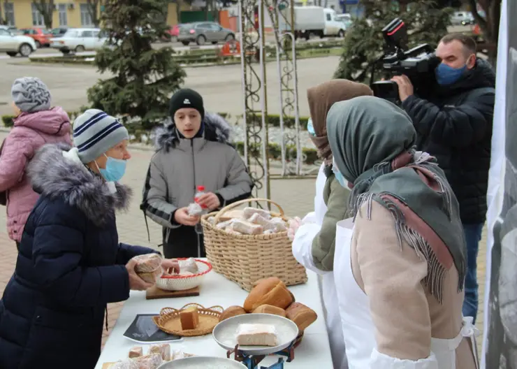 В Кавказском районе раздали около 18 тысяч кусочков «блокадного» хлеба