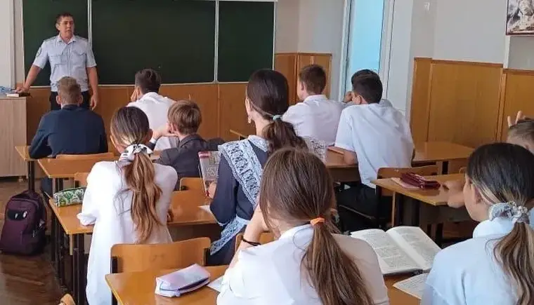 В Кавказском районе полицейские проводят правовые уроки в школах