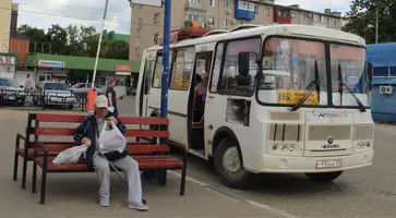 На перроне Кропоткинского автовокзала на посадочных площадках установили удобные скамейки