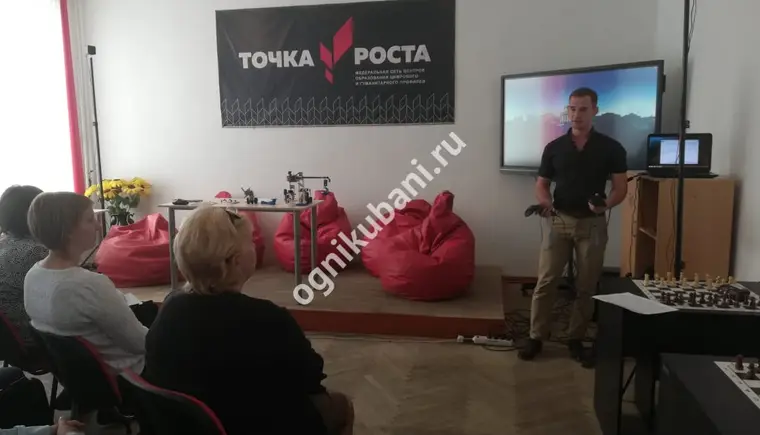 В школе №12 станице Кавказской родителей познакомили с новым центром — «Точка роста»