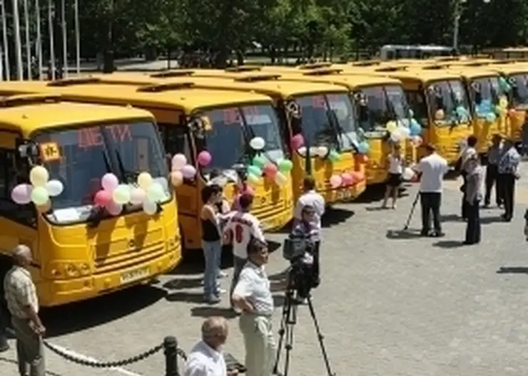 Вениамин Кондратьев вручил ключи от новых автобусов директорам кубанских школ