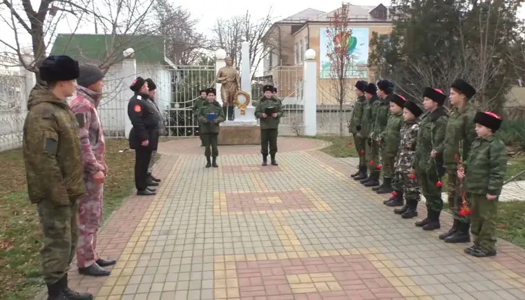 Воспитанники клуба «Патриот» возложили цветы к памятнику «Воину-освободителю»