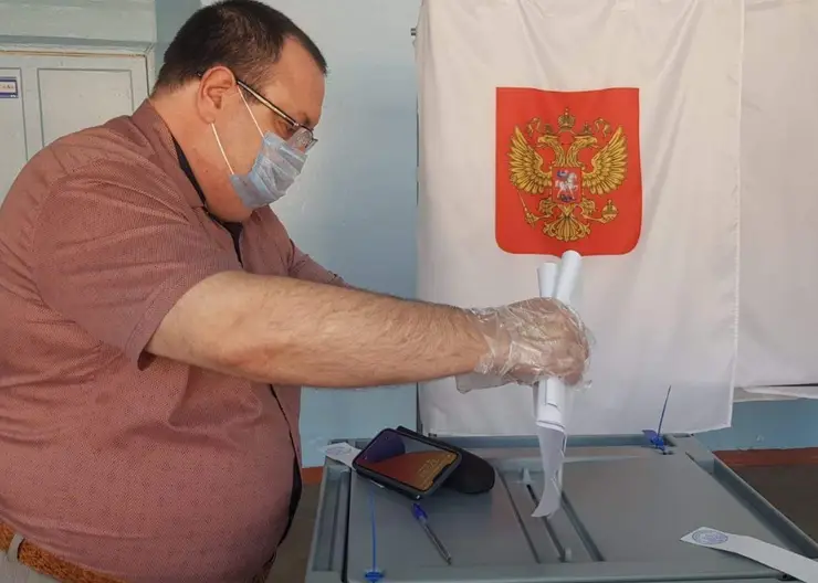 Депутат ЗСК Борис Красавцев проголосовал на своем избирательном участке