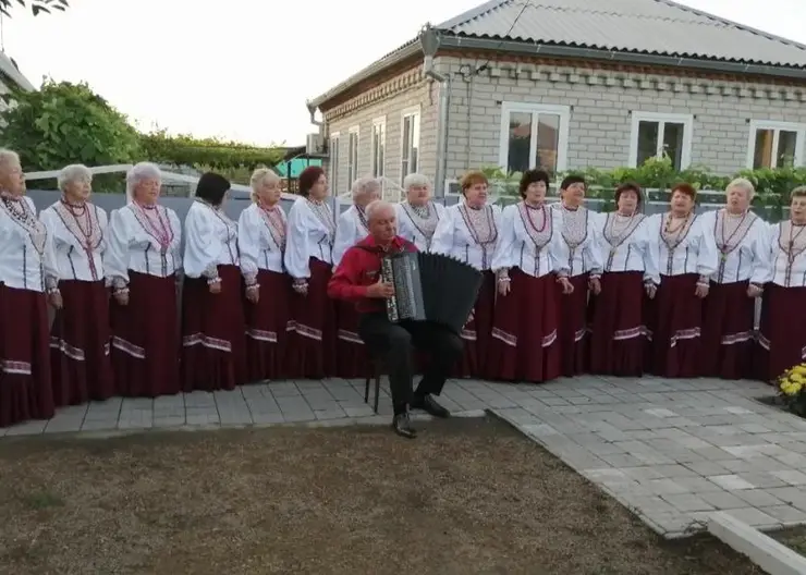 Участницы казачьего хора выступили в станице Дмитриевской