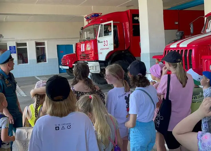 Сотрудники Кавказского пожарно-спасательного гарнизона провели обучающие занятия со школьниками