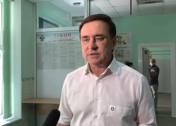 Глава Кавказского района Виталий Очкаласов на избирательном участке ответил на вопросы журналистов