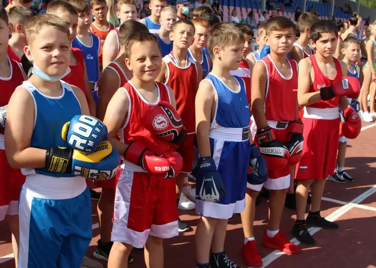 На стадионе "Юность" спортивный праздник собрал сотни атлетов