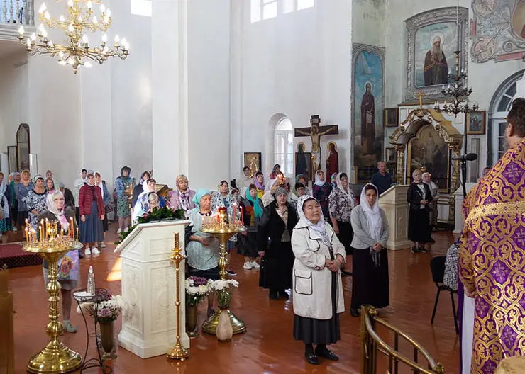 В Покровском соборе Кропоткина встретили праздник Воздвижения