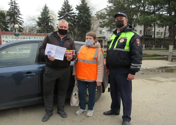 Полицейские Кавказского района с волонтерами патруля «серебряный возраст» провели акцию «Не отвлекайся за рулем!»