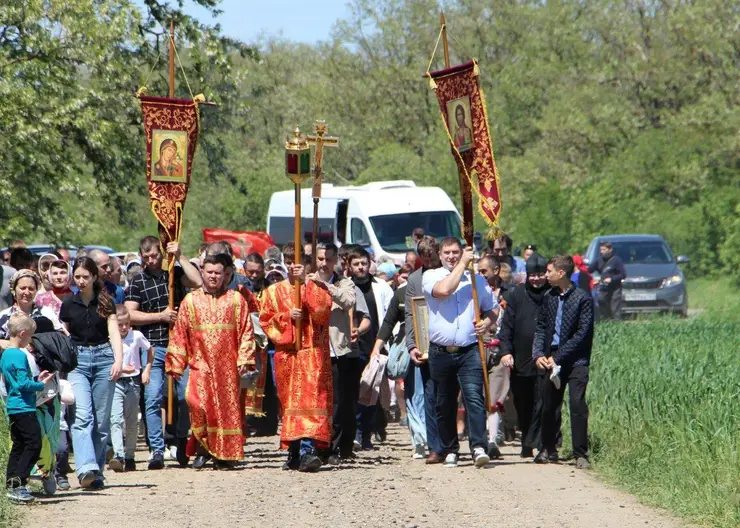 Прихожане Свято-Никольского храма и паломники совершили крестный ход в Монастырский лес к источнику Казанской Божией Матери
