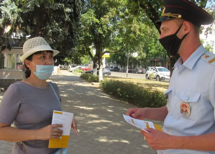 В Кавказском районе полицейские и общественники провели акцию «Осторожно: кибермошенники!»