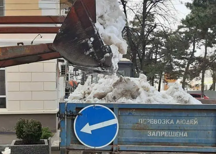 Не успели с улиц Кропоткина вывезти сугробы, как повалил очередной снегопад