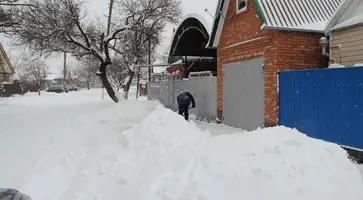 Не все жители частного сектора успевают расчистить снег на своей территории