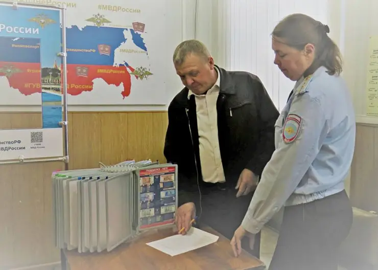 В Кавказском районе инспекторы ОВМ и общественники рассказали гражданам о преимуществах получения госуслуг в электронном виде