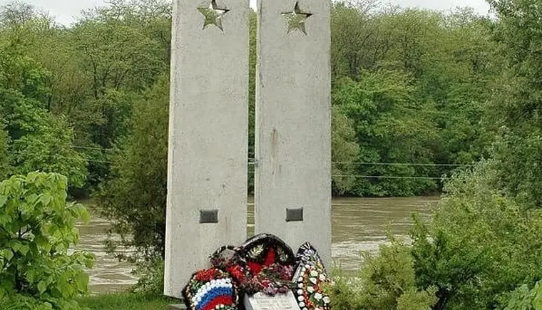 В память о погибших курсантах и офицерах Урюпинского военно-пехотного училища на берегу Кубани стоит обелиск «Лейтенантские погоны»