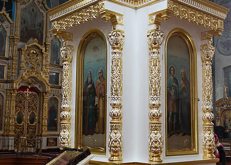Северо-западную колонну Покровского собора украсили киоты, приобретенные при материальной поддержке прихожан храма