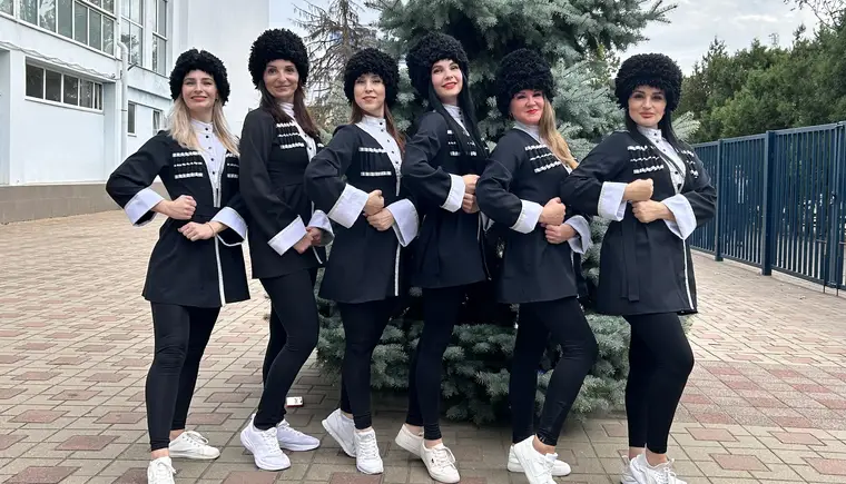 Женщины из Кавказского района бегали на скорость в объемной обуви, приседали с восьмикилограммовой гирей и танцевали лезгинку на спортивном конкурсе в Анапе