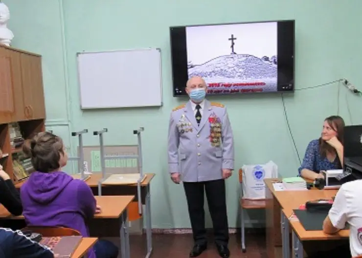 В Кавказском районе ветеран дорожно-патрульной службы провел урок мужества для старшеклассников