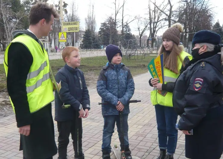 Сотрудники Госавтоинспекции призвали жителей Кропоткина стать ярче на дорогах